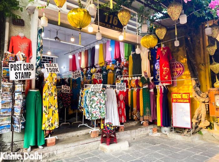Nhiều cửa hàng bán đồ lưu niệm phục vụ khách du lịch. Được biết, giá vé áp dụng là 80.000 đồng đối khách trong nước và 120.000 đồng đối với khách quốc tế. 