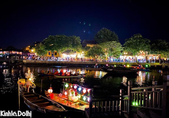 Bên cạnh đó, di chuyển trên sông Hoài và khám phá cuộc sống xung quanh mang đến trải nghiệm thú vị cho du khách.