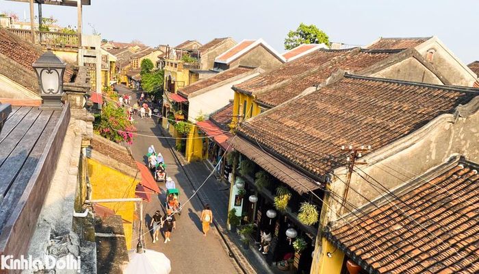 Nơi đây được biết đến như một phố cổ giữ được gần như nguyên vẹn với hơn 1.000 di tích kiến trúc. Mới đây, UBND TP Hội An vừa có phương án về việc tăng cường công tác quản lý hoạt động hướng dẫn tham quan khu phố cổ. 