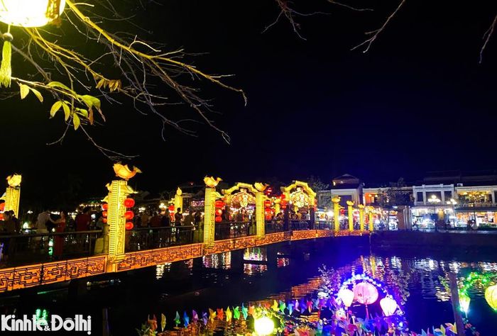 Về đêm, Hội An khiến nhiều người mê mẩn bởi vẻ đẹp trầm lắng, thơ mộng. Dưới ánh đèn lung linh, huyền ảo, nơi đây bỗng trở nên quyến rũ, lưu luyến với biết bao du khách.