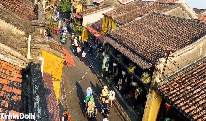 Hội An nổi tiếng bởi vẻ đẹp kiến trúc truyền thống, hài hòa của những ngôi nhà, bức tường và cả những con đường. Đến nay Hội An vẫn giữ những nét đẹp xưa cổ trầm mặc rêu phong trong từng mái ngói, viên gạch, hàng cây… Đường phố ở khu phố cổ được bố trí ngang dọc theo kiểu bàn cờ với những con phố ngắn và đẹp, uốn lượn, ôm lấy những ngôi nhà. 