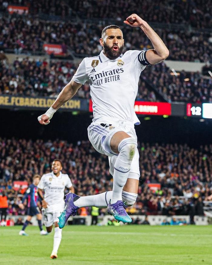 Benzema hoàn thành cú hat-trick tại Nou Camp khi trận đấu chỉ còn 10 phút, ấn định chiến thắng 4-0 cho Real