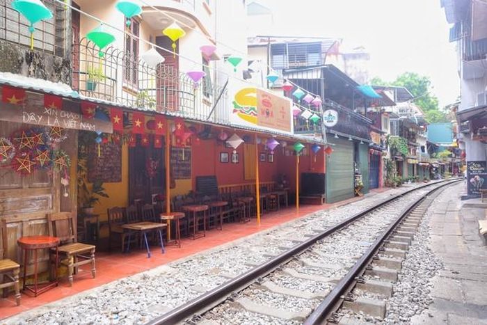 Các quán cà phê dọc đường tàu không còn khách. Ảnh: Tuấn Đức - TTXVN