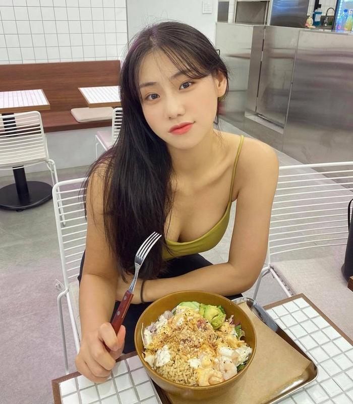 Hot girl Hàn Quốc không chọn che giấu vóc dáng mũm mĩm trong những bộ trang phục rộng thùng thình.