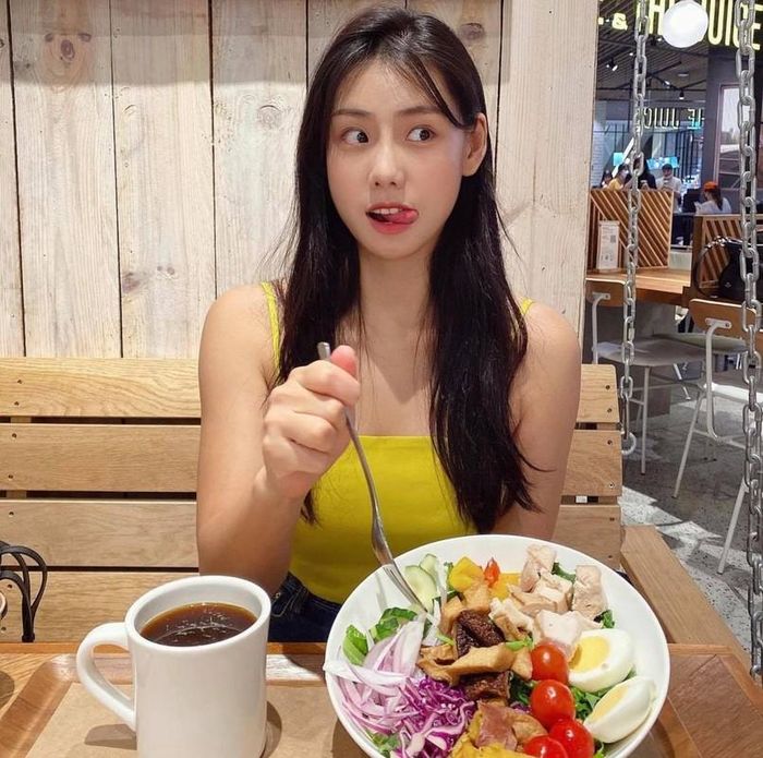 Ngoài ra cô cũng chọn diện những thiết kế nội y gợi cảm.