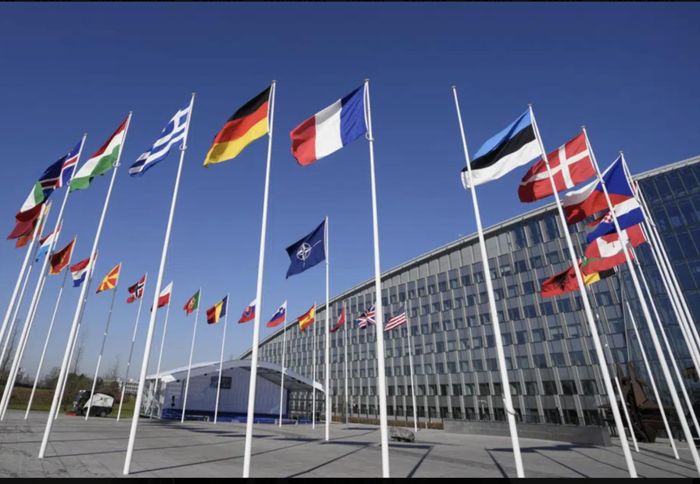 Trước trụ sở NATO ở Brussels ngày 3/4/2023. Ảnh: AP