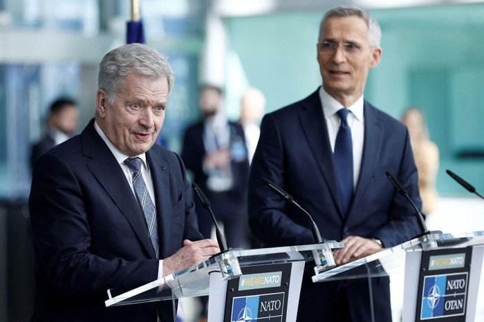 Tổng thống Phần Lan Sauli Niinistö (trái) và Tổng Thư ký NATO Jens Stoltenberg trong cuộc họp báo tại trụ sở NATO ở Brussels, Bỉ ngày 4/4. Ảnh: Getty Images