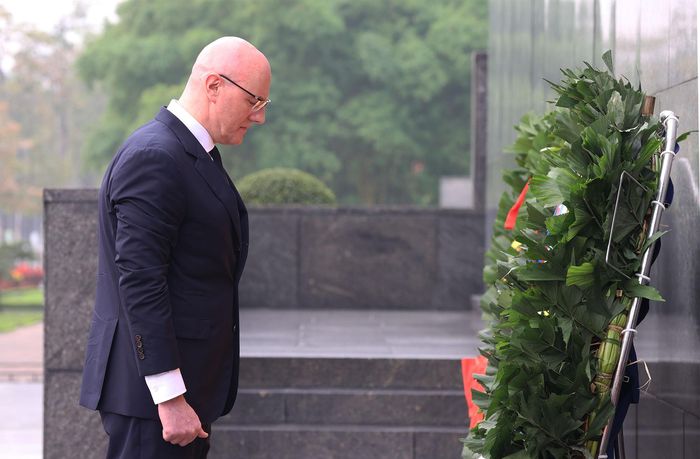 Phó Thủ tướng Nga Dmitry Chernyshenko đặt vòng hoa tưởng niệm Chủ tịch Hồ Chí Minh.