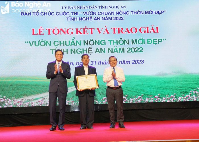 Vượt qua các cuộc thi vòng loại và các tiêu chí khắt khe, vườn của gia đình bà Hợi, ông Thái được UBND tỉnh tặng Bằng khen, được trao giải Nhất "Vườn chuẩn NTM đẹp" tỉnh Nghệ An năm 2022. Ảnh tư liệu: Thanh Phúc