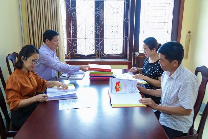 Ban Tuyên giáo Huyện ủy Quế Phong kiểm tra, rà soát các tác phẩm đạt giải. Ảnh: Đình Tuyên