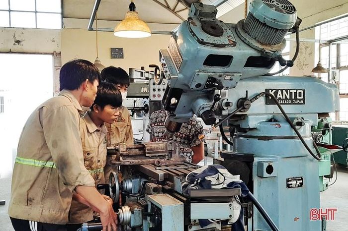 Giờ thực hành cắt gọt kim loại của học sinh Trung tâm Dạy nghề tư thục Kỳ Anh.