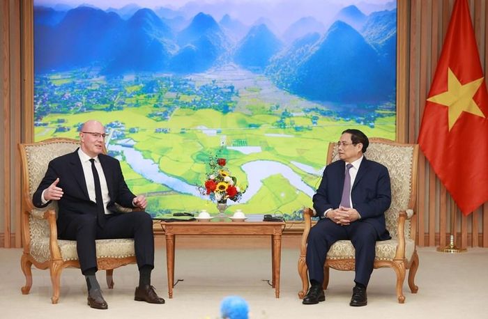 Thủ tướng Phạm Minh Chính tiếp Phó Thủ tướng Nga Dmitry Chernyshenko. (Ảnh: Dương Giang/TTXVN)