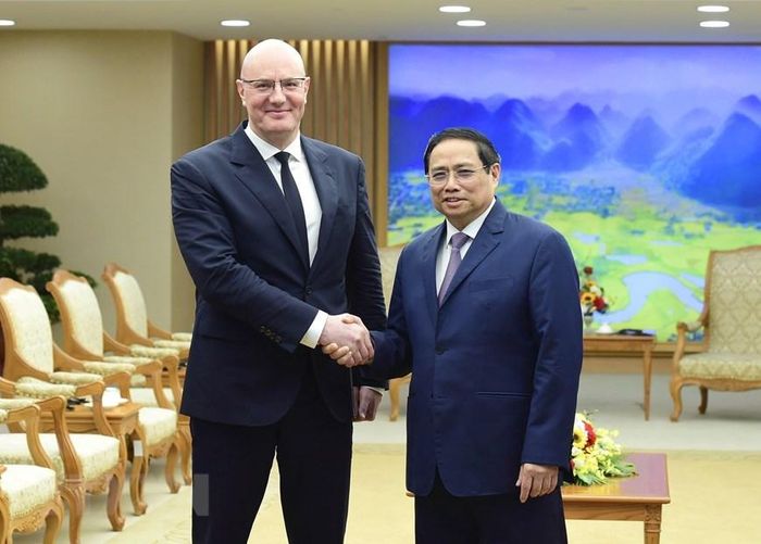 Thủ tướng Phạm Minh Chính và Phó Thủ tướng Nga Dmitry Chernyshenko. (Ảnh: Dương Giang/TTXVN)