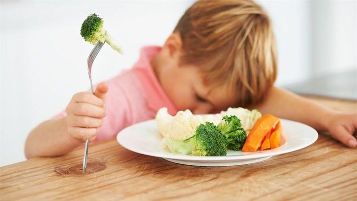Trẻ bị tay chân miệng thường cảm thấy chán ăn do bị đau bởi các vết loét trong miệng. Ảnh: Themirror.