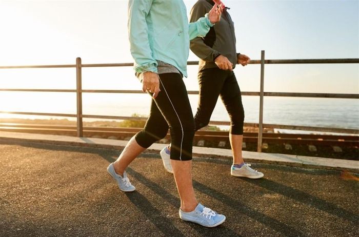 Theo Harvard Health, đi bộ 21 phút mỗi ngày có thể giảm 30% nguy cơ mắc bệnh tim. Ảnh: iStock.
