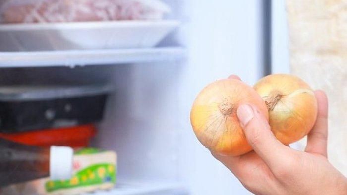 Lưu ý: Bạn không nên để hành tây hoặc các loại hành khác nói chung trong tủ lạnh quá lâu vì như vậy có thể khiến tủ lạnh bị ám mùi