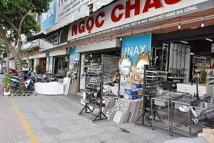 Một cửa hàng kinh doanh trong tuyến phố. Ảnh CT