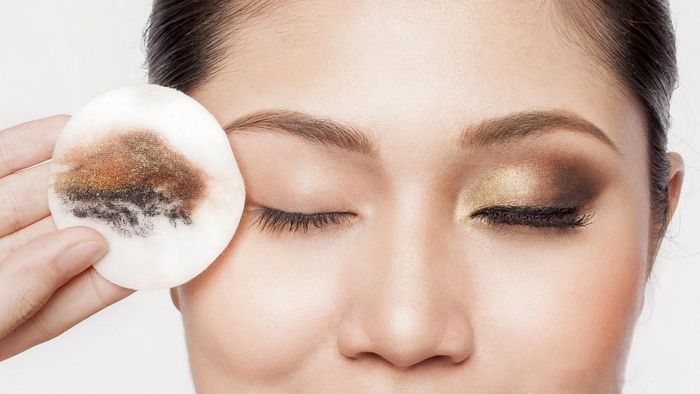 Dù trang điểm hay không, vẫn cần thực hiện bước tẩy trang mỗi ngày.