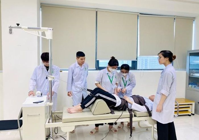 Sinh viên Cử nhân Phục hồi chức năng trong giờ học thực hành tại trường Đại học Y tế công cộng(Nguồn: Bộ môn Phục hồi chức năng – Trường Đại học Y tế công cộng)