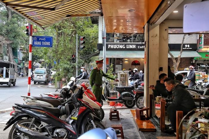 Ra quân lập lại trật tự vỉa hè. Ảnh: Lê Khánh.