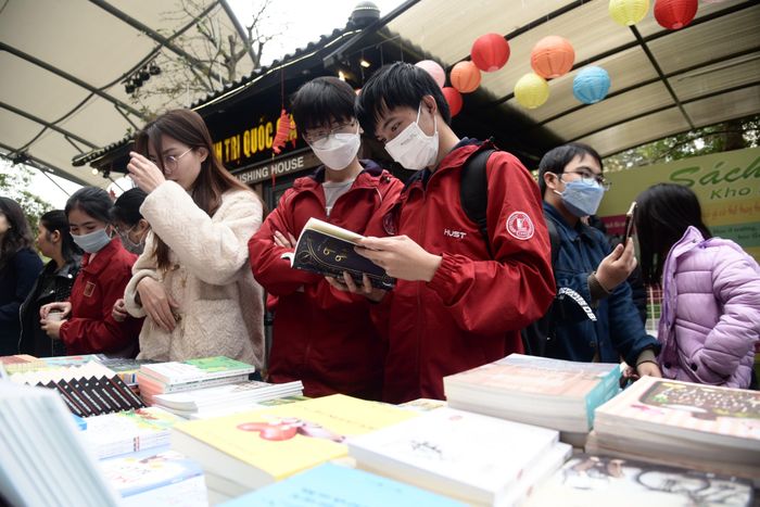 Các bạn trẻ tham gia ngày hội Khuyến đọc của Thái Hà Books. Ảnh: Thảo My.