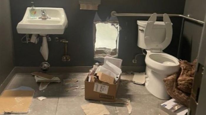 Lỗ thoát của nhóm trộm. Ảnh: KOMO News.