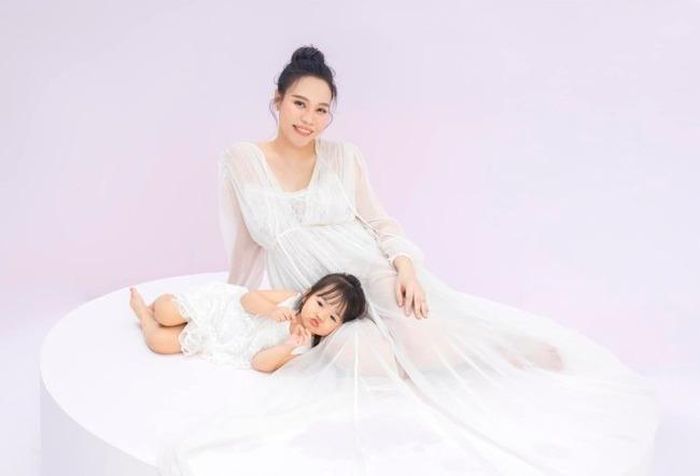 Đàm Thu Trang báo tin vui qua bộ ảnh bầu