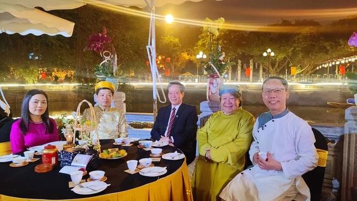 Nhà sử học Lê Văn Lan (thứ 2 từ phải qua) cho rằng sự kiện đã tái hiện lại không khí đêm hội Kinh thành Thăng Long xưa