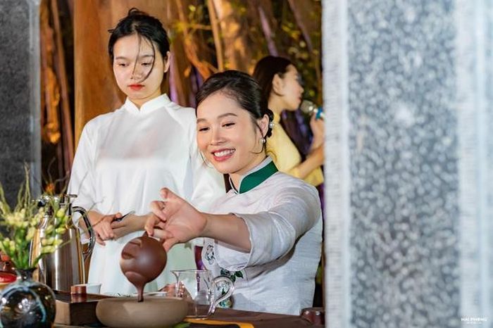 Chương trình có sự tham gia của đại diện các thương hiệu trà Việt ở 3 thế hệ. Trong ảnh là trà nương Nguyễn Thu Trang – một người con gốc Việt sinh ra và lớn lên tại Séc đã chọn trở về quê hương để chung tay bải tồn các di sản văn hóa trà cổ thụ Hà Giang. Ảnh: Hải Phong
