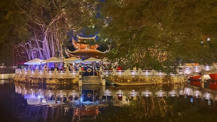 “Tiệc trà đêm trăng” là sự kiện demo đầu tiên cho dự án “Hồi sinh di sản Hồ Văn bằng các hoạt động giáo dục di sản, gắn kết với gia đình, cộng đồng”, được tổ chức vào tối 2/4/2023 tại khu vực Hồ Văn. Ảnh: Lương Đình Khoa
