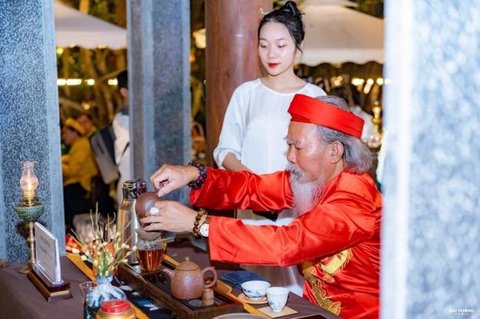 Nghệ nhân trà Chu Xuân Ái - người đã có hơn 30 năm gìn giữ trà Việt - đại diện cho vùng Trà trung du Thái Nguyên danh tiếng. Ảnh: Hải Phong