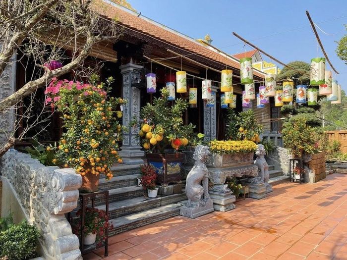 Gia đình nam nghệ sĩ cũng treo nhiều đèn lồng đầy màu sắc trang trí cho biệt phủ.