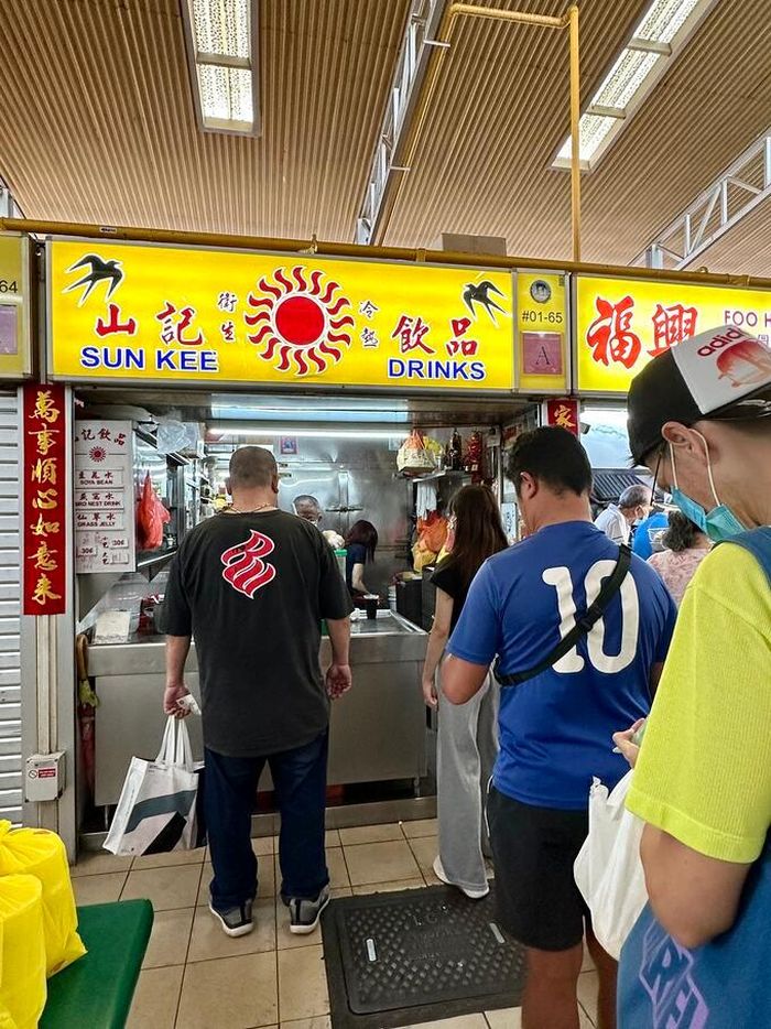 Khách xếp hàng dài mua nước. 