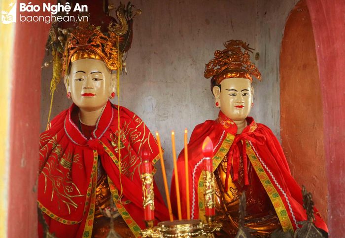 Tại miếu mộ Bà Chúa Nhâm còn lưu giữ hiện vật cổ có giá trị, trong đó có một số cổ vật quý, hiếm. Trong ảnh: Tượng mẹ con Bà Chúa Nhâm được tạo tác bằng gỗ mang vẻ đẹp thanh thoát, nhân từ. Ảnh: Huy Thư