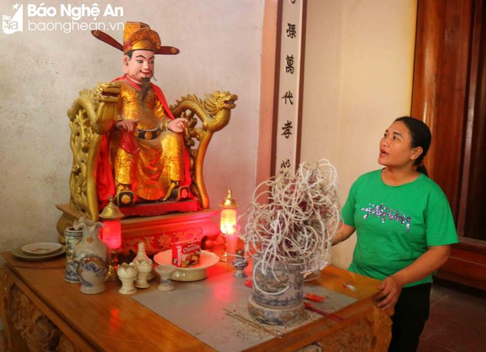 Tại di tích còn lưu giữ tài liệu, hiện vật quý khác như bản khai bằng tiếng Pháp, câu đối, đại tự, bài vè, lư hương... Miếu mộ Bà Chúa Nhâm đã được công nhận là Di tích lịch sử cấp tỉnh năm 2022. Hàng năm vào ngày 9/9 âm lịch, họ tộc và người dân địa phương thường tổ chức lễ giỗ bà Chúa Nhâm trang trọng. Ảnh: Huy Thư