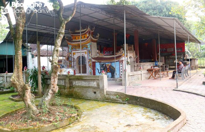 Miếu mộ Bà Chúa Nhâm là một công trình kiến trúc cổ kính, tọa lạc ở vị trí cao ráo, có tổng diện tích 407m2, bao gồm các công trình chính: Cổng ngoài, nghi môn, miếu mộ... Trong đó, miếu mộ và nghi môn là những hạng mục gốc của di tích. Trải qua quá trình trùng tu, tôn tạo, hiện các hạng mục này mang dấu ấn kiến trúc thời Nguyễn. Miếu mộ nằm ở bên trái, cạnh nhà thờ họ Nguyễn Đức, ngày trước phơi giữa nắng mưa, sau này mới được người dân và dòng họ Nguyễn xây dựng nhà tôn che chắn. Ảnh: Huy Thư