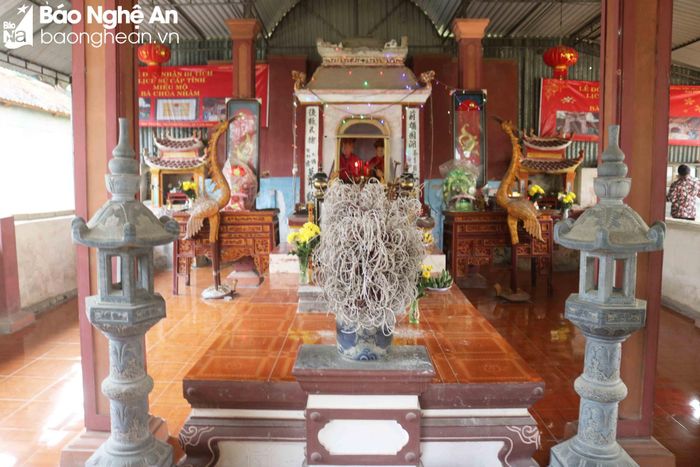 Theo gia phả họ Nguyễn Đức, hai mẹ con bà chúa Nhâm qua đời vào ngày trùng cửu (mùng 9 tháng 9 âm lịch). Nhà vua cho cắt 68 mẫu ruộng giao cho làng Yên Lại, trong đó, họ Nguyễn Đức được giao 50 mẫu (49 mẫu cho dòng họ và 01 mẫu cho Tộc trưởng họ Nguyễn Đức) để cày cấy, lo việc tế tự, sửa sang đền miếu cho mẹ con Bà Chúa Nhâm. Ảnh: Huy Thư