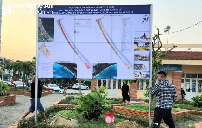 Hiện nay đồ án Quy hoạch chi tiết xây dựng tỷ lệ 1/500 khu lâm viên phía Đông đường Bình Minh đã được UBND thị xã Cửa Lò công khai trên tấm lớn tại các không gian công cộng để lấy ý kiến góp ý rộng rãi. Ảnh: Hiệp Cường