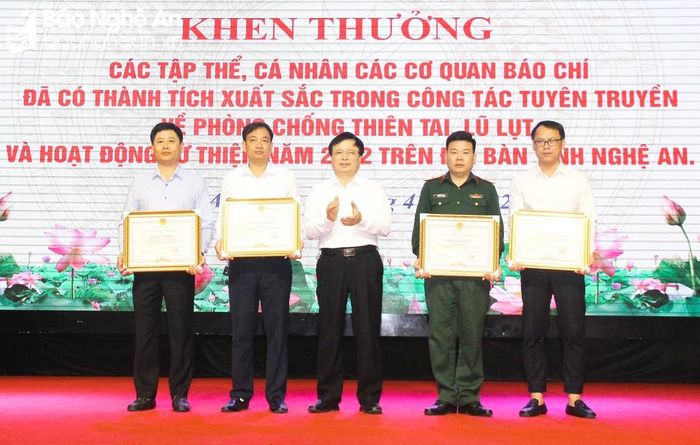 Đồng chí Bùi Đình Long - Phó Chủ tịch UBND tỉnh trao tặng Bằng khen cho 4 tập thể có thành tích xuất sắc trong công tác tuyên truyền về phòng, chống thiên tai, lũ lụt và hoạt động từ thiện năm 2022 trên địa bàn tỉnh. Ảnh: MH