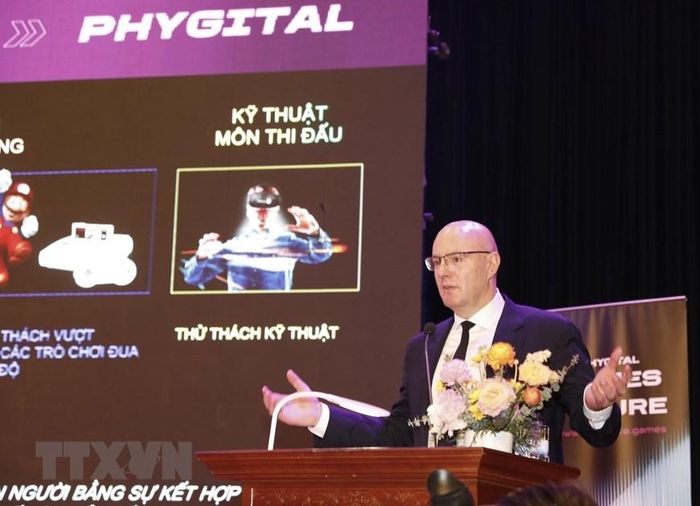 Phó Thủ tướng Dmitry Chernyshenko phát biểu tại buổi giới thiệu công nghệ những trò chơi kết hợp yếu tố vật lý và kỹ thuật số (Phygital Game). (Ảnh: Trần Việt/TTXVN)
