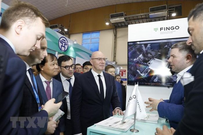 Phó Thủ tướng Chính phủ Liên bang Nga Dmitry Chernyshenko thăm các gian hàng tại hội chợ. (Ảnh: Trần Việt/TTXVN)
