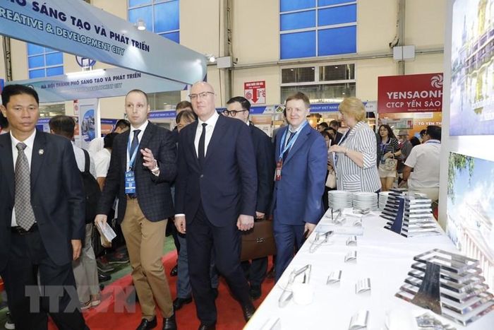 Phó Thủ tướng Chính phủ Liên bang Nga Dmitry Chernyshenko thăm các gian hàng tại hội chợ. (Ảnh: Trần Việt/TTXVN)