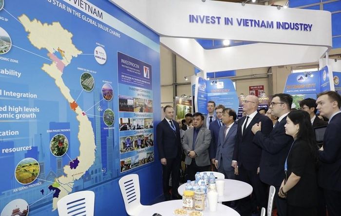 Phó Thủ tướng Chính phủ Liên bang Nga Dmitry Chernyshenko thăm gian trưng bày về đầu tư của Việt Nam. (Ảnh: Trần Việt/TTXVN)