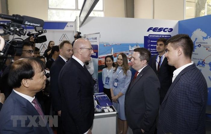 Phó Thủ tướng Chính phủ Liên bang Nga Dmitry Chernyshenko thăm gian trưng bày đến từ Nga. (Ảnh: Trần Việt/TTXVN)