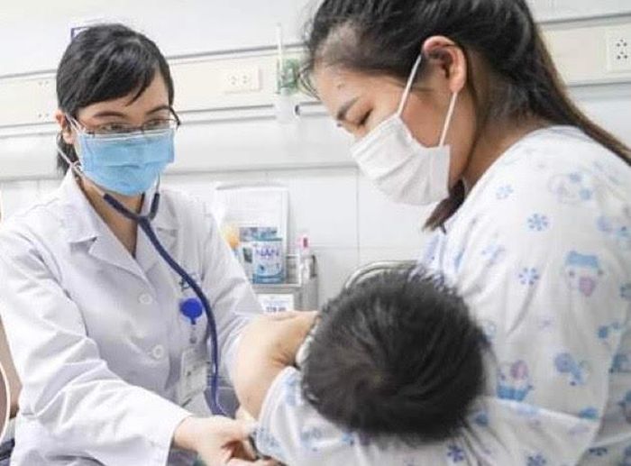 Trẻ bị thủy đậu phải nhập viện. Ảnh: LH.