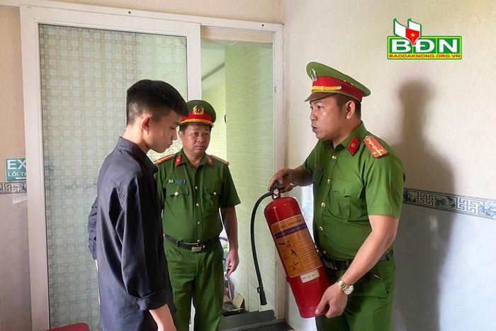 Lực lượng chức năng kiểm tra bình chữa cháy của một quán karaoke trên địa bàn Đắk R'lấp, tỉnh Đắk Nông. Ảnh: baodaknong.vn