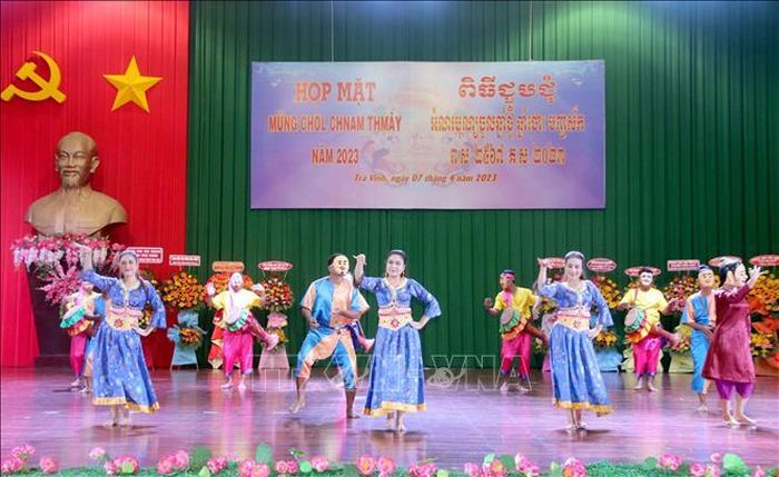 Tiết mục văn nghệ phục vụ đại biểu tại buổi họp mặt.