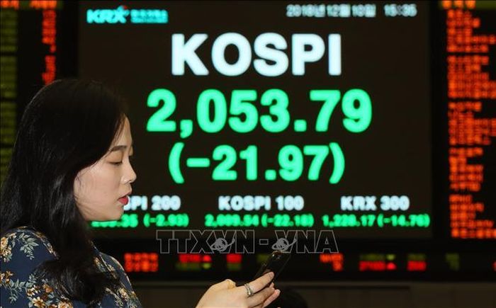 Bảng tỉ giá chứng khoán tại ngân hàng Hana, thủ đô Seoul, Hàn Quốc. Ảnh tư liệu: Yonhap/TTXVN