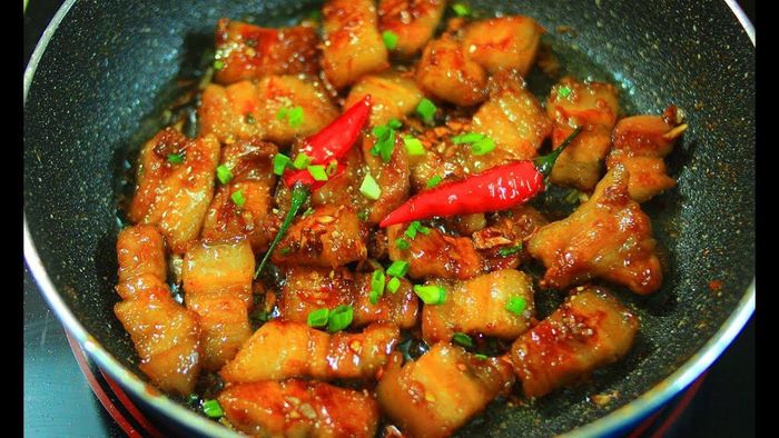 Ba chỉ rang cháy cạnh là món ăn quen thuộc của mỗi gia đình. Dù là món ăn dân dã, đơn giản nhưng lại luôn lọt top các món được nhiều người lựa chọn ở nhà hàng. Ảnh: Internet.