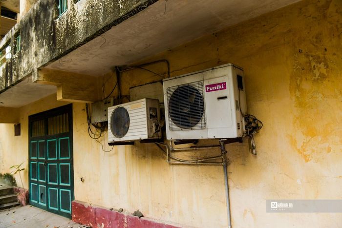 2 điều hòa trong kho phim đã dừng hoạt động. Đây là một trong những nguyên nhân khiến 300 bộ phim truyện nhựa của Hãng phim bị hỏng hóc.